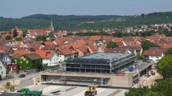 Jetzt geht's vollends schnell: Die Schillerhalle in Dettingen macht täglich Baufortschritte. FOTO: SANDER