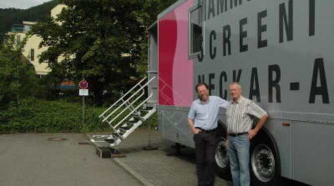 Dr. Martin Majer (links) und Dr. Erdmann Stolz sind zwei der Ärzte, die die Mammografien befunden, die im Mammobil aufgenommen w