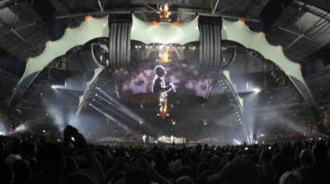 Eine immense Bühne, eine fantastische Show: Die irische Band U2 rockt auf Schalke. FOTO: DPA