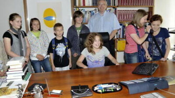 Beim Ferienprogramm probten junge Reutlinger schon einmal fürs Amt der Oberbürgermeisterin.  FOTO: NIETHAMMER