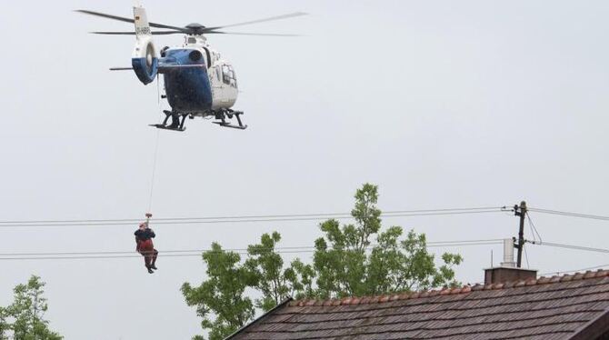 In Triftern retteten Hubschrauber Menschen von Häuserdächern, weil die Straßen überschwemmt waren. Foto: Armin Weigel
