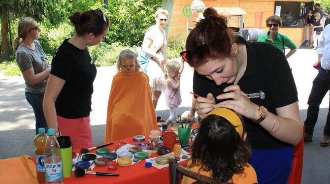 Sich verwandeln lassen: Schminken beim Tag der offenen Tür. FOTO: PR