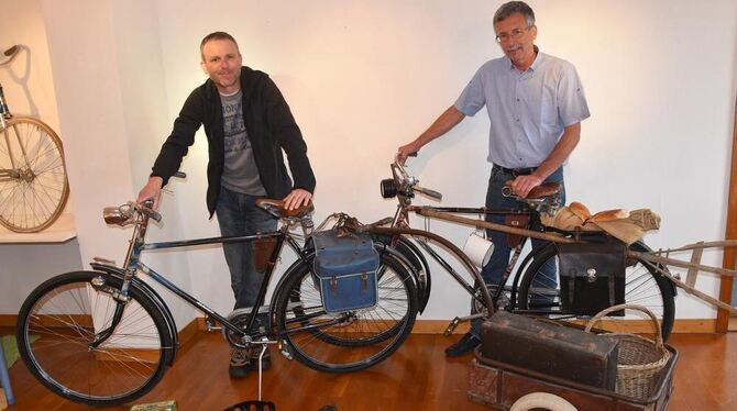 Hauke König (links) und eine Rarität von »Maico« aus Pfäffingen und Eberhard Rabaa mit einem »Rekord« der Marke Opel aus dem Jah