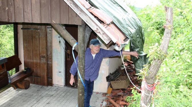 Nachdem im Gartenhaus von Johann Willig alles gestohlen wurde, musste nun auch das Dach dran glauben.  FOTO: STRAUB
