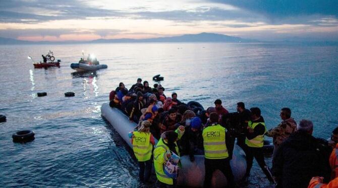 Flüchtlinge kommen in einem Schlauchboot aus der Türkei auf der griechischen Insel Lesbos an. Für die Menschenrechtsorganisat