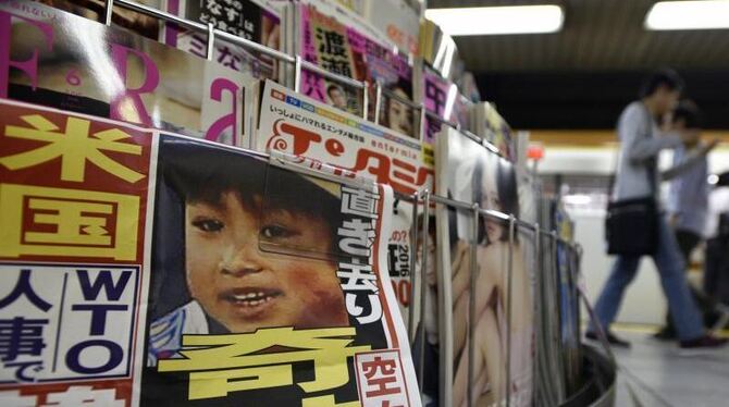 Ein Foto von Yamato Tanooka an einem Zeitungskiosk in Tokio. Foto: Franck Robichon