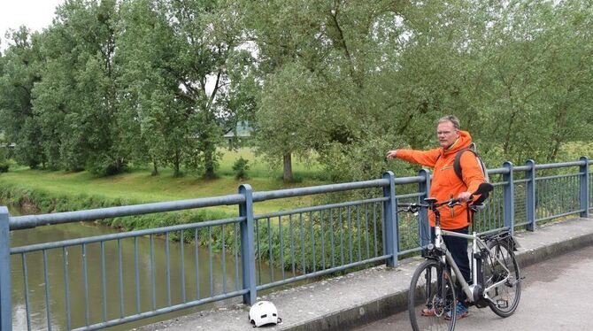Hier soll ein kleiner Nebenarm des Neckars entstehen. Hans-Erich Messner auf der Brücke an der Triebstraße.  GEA-FOTO: -JK