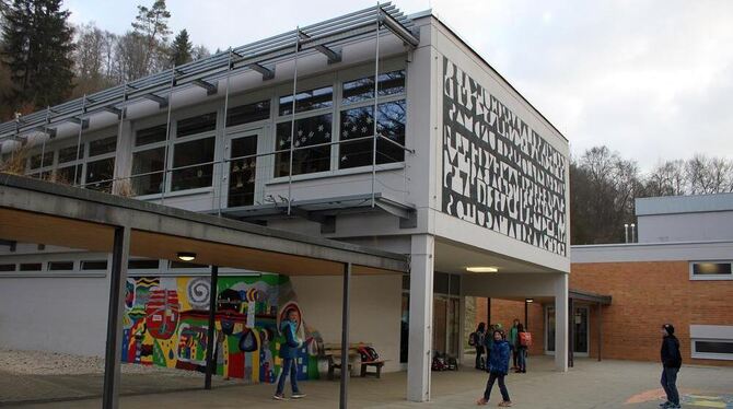 Seit fünfzig Jahren eine lebendige Bildungseinrichtung: das Schulzentrum im Lautertal. FOTO: BLOCHING