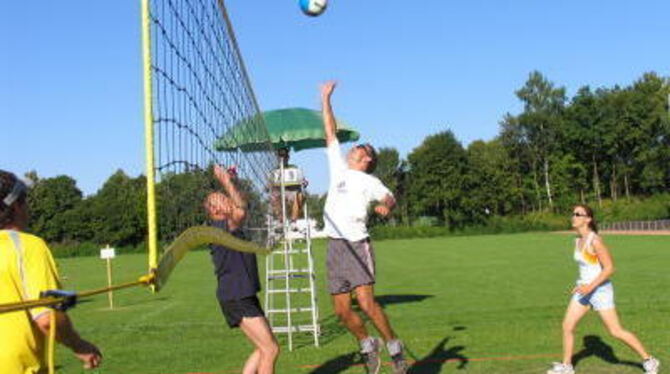 Auf einem Rasenfeld kann Volleyball richtig Spaß machen.  FOTO: ELS