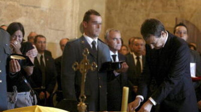 In der Kathedrale von Palma de Mallorca fand heute eine Trauerfeier für die getöteten Polizeibeamten statt. FOTO: DPA