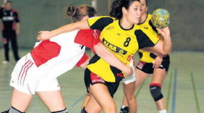 Zwischen Hoffen und Bangen: Damit die Handballerinnen der TuS Metzingen  im Bild rechts Alexandra Kubasta  weiterhin in der Zwei