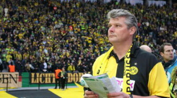Der unvergessene Norbert Dickel in seinem Element: Dortmunds Fans preisen den Pokal-Helden von einst. FOTO: DPA