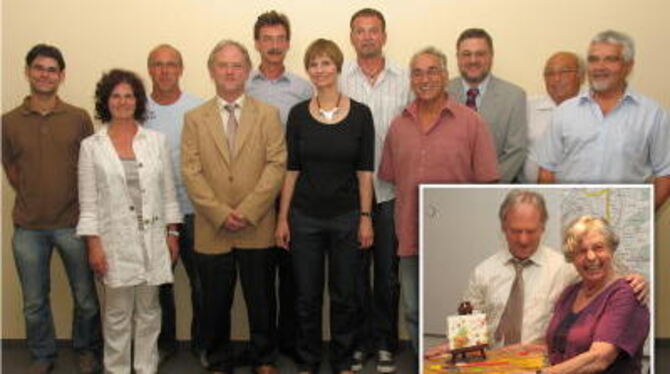 Mit einer »Kunsttorte« verabschiedete Werner Schenk nach 26 Jahren Hilde Franz (kleines Bild). Der neue Sondelfinger Ortschaftsr