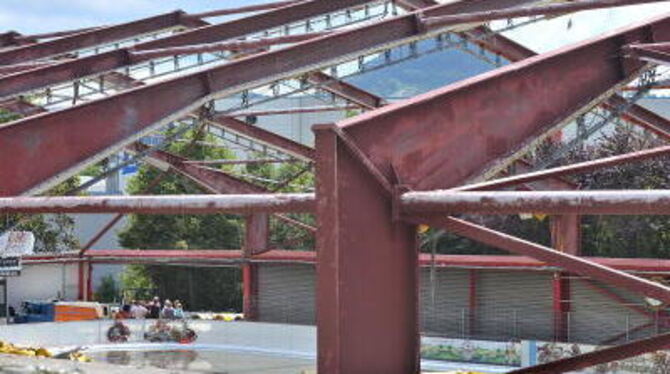 Die Reutlinger Eissporthalle nach dem Gas-Unfall: Das alte Dach ist wegen Renovierung abgedeckt, die Schlittschuhfläche ist mit