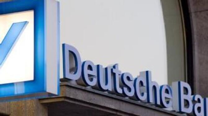 Die Deutsche Bank hat im zweiten Quartal dank ihres florierenden Investmentbankings erneut einen Milliardengewinn eingefahren.
F