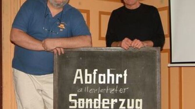 Original-Anzeigentafel mit der 40 Jahre alten Aufschrift  dahinter stehen Klaus Beck und Wolfgang Geisel (von links).
FOTO: KABL