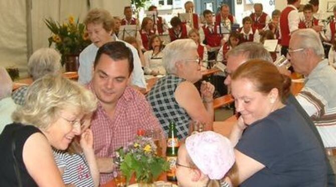 Gemütlich schwätzen, schöne Musik hören, kühle Getränke genießen: das alles bot das Sommerfest des Musikvereins Eningen.
FOTO: K