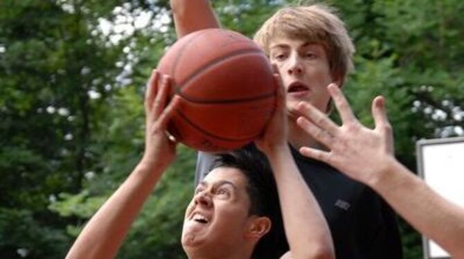Ab in den Korb: Hoch her ging es beim Streetball-Turnier in der »Bastille«.
FOTO: THOMYS