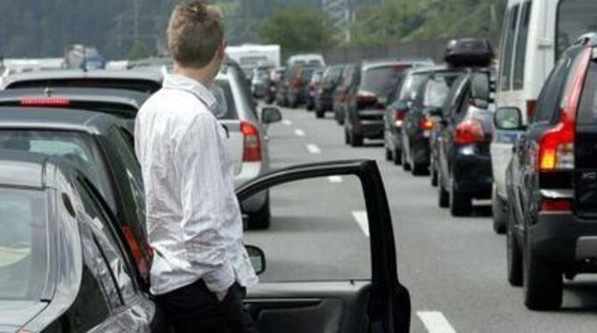 Auf dem Weg zum Stuttgarter Flughafen mussten viele Autofahrer kapitulieren - manche liefen das letzte Stück zum Ferienflieger.
