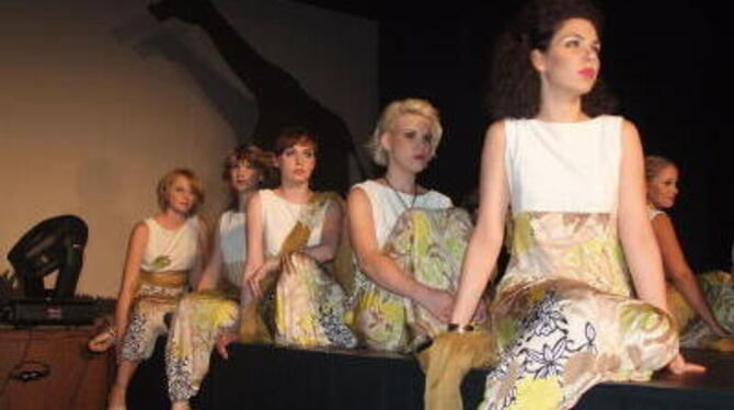 Mit Licht und Schatten, bunt und fantasievoll, so präsentierten die Models das Thema &raquo;Afrika&laquo;. FOTO: SANDER
