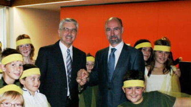 Abschlied mit &raquo;Sternschnuppen&laquo;: Rektor Werner Zey (links) geht in den Ruhestand. Neuer Chef der Eichendorff-Realschu