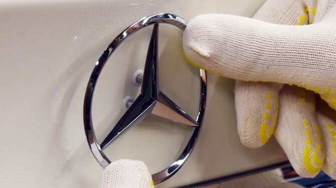 Im Werk der Daimler AG in Rastatt wird an einer Mercedes-Benz A-Klasse der Mercedes-Stern angebracht. Foto: Uli Deck/Illustra