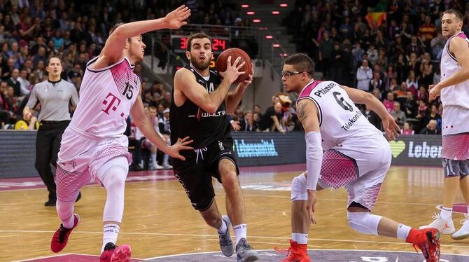 Zugang Isaiah Philmore (rechts) und Tigers-Spielmacher Jared Jordan gehen künftig gemeinsam auf Körbejagd. FOTO: EIBNER