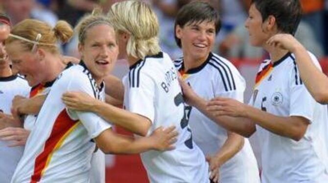 Die Spielerinnen der Deutschen Mannschaft jubeln nach dem Tor zum 3:0.
FOTO: DPA