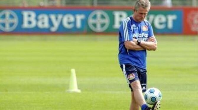 Versteht es immer noch, mit dem Ball umzugehen: Bayer-Trainer Jupp Heynckes .
FOTO: DPA