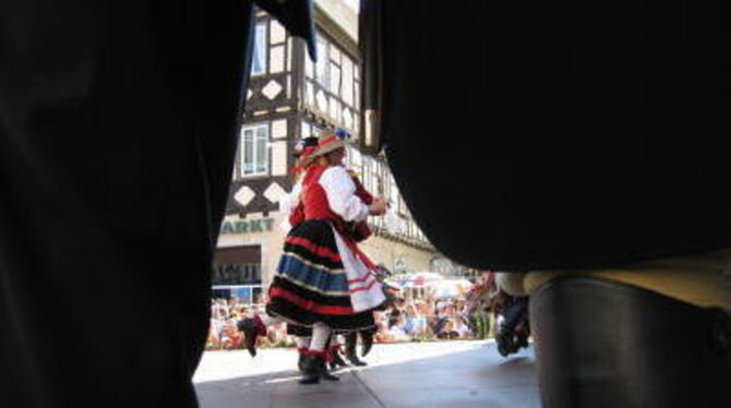 Diesen Sonntag wieder: Tradition tanzt zwischen den Stiefeln des Bad Uracher Schäferlauf-Vorreiters auf der Rathausbühne. FOTO:
