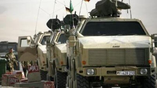 Bundeswehrfahrzeuge vom Typ »Dingo« stehen im Camp Marmal in Masar-i-Scharif zu Abfahrt für eine Patrouillenfahrt bereit.
ARCHIV