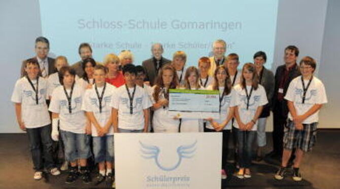 Siegerehrung im Porschemuseum: Die Gewinnerklasse der Schloß-Schule Gomaringen; hinten (von links) Staatssekretär Dietrich Birk,