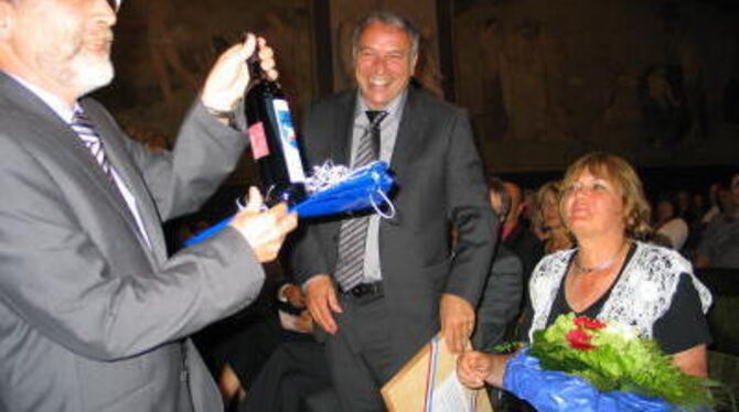 Bürgermeister Rudolf Heß schenkt Hartmut Seeger und seiner Frau Eva eine »Pfullinger Georgenberg Spätlese«. Aus wessen Keller er