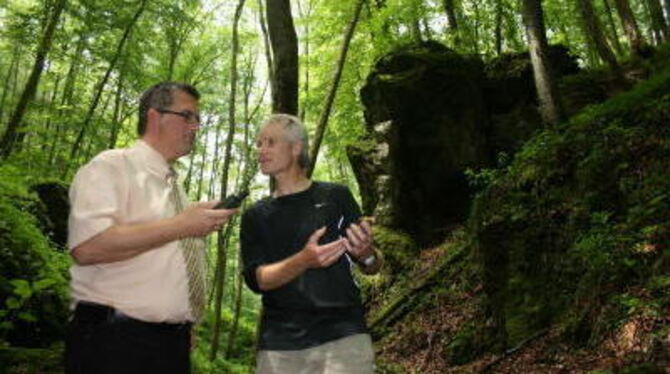 Bürgermeister Michael Donth (links) und Felix Fuchs testen die Touren im Erdtal bei Strohweiler.
FOTO: DÜRR