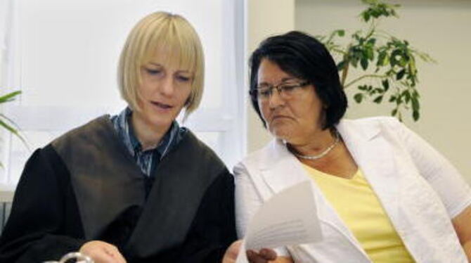 Eine 59-jährige Frau (rechts neben ihrer Anwältin) wehrt sich vor dem Arbeitsgericht Heilbronn. Sie soll drei Brötchen gestohlen