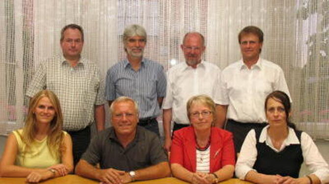 Willi Igel (zweiter von links, hinten) ist neuer Reichenecker Ortsvorsteher und ersetzt Hans Scheuer (rechts von Igel). Die übri