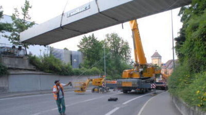 Scheinbar schwerelos schwebt der immerhin 16 Tonnen schwere Fußgängersteg in Richtung Tieflader. GEA-FOTO: ZENKE