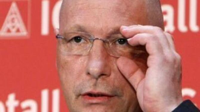 Der Betriebsratsvorsitzende von Porsche, Uwe Hück, gibt den Medien die Schuld am Rücktritt Wiedekings. FOTO: DPA