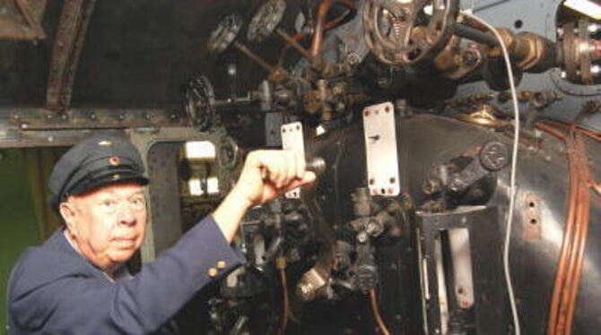 Richard Blank in seiner alten Lokführeruniform auf der Zahnraddampflok 97 501, die die Zahnradbahnfreude Lichtenstein seit über