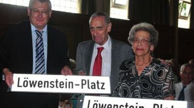 Gelungene Überraschung: Der zentrale Platz in der Neuen Pausa in Mössingen erinnert mit seinem Namen künftig an die Familie Löwe