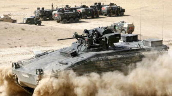 Mit Marder-Panzern (Bild) und schweren Waffen kämpfen Bundeswehrsoldaten gegen die Taliban. ARCHIVFOTO: DPA