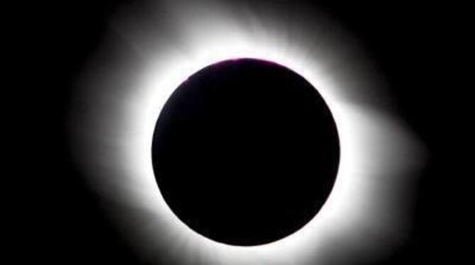 Bei einer totalen Sonnenfinsternis kann man die Korona der Sonne betrachten. FOTO: DPA