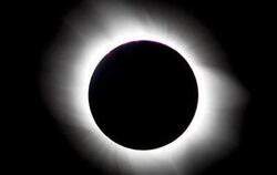 Bei einer totalen Sonnenfinsternis kann man die Korona der Sonne betrachten. FOTO: DPA