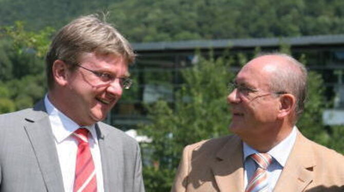 Vier Sterne vom Heilbäderverband für die Bad Uracher Alb-Thermen: Bürgermeister Elmar Rebmann (links) freut sich mit dem Präside