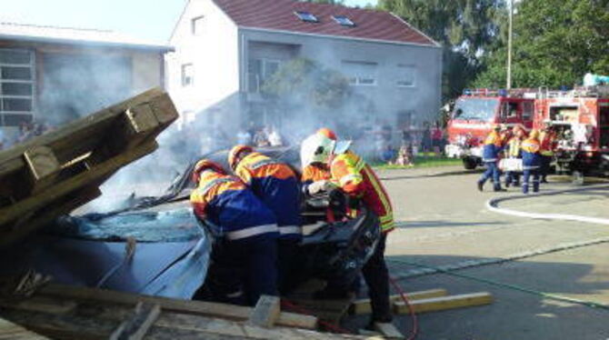 Voller Einsatz war bei der Hauptübung der Jugend-Feuerwehr gefragt.  FOTO: PR