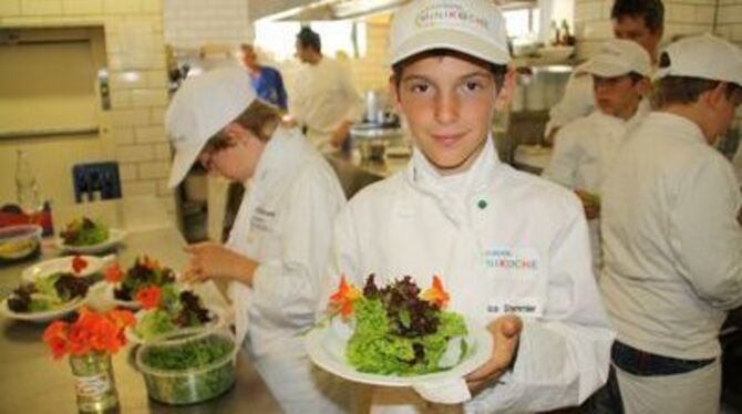 Mhmm, lecker! Der Mini-Koch präsentiert den Salat-Teller mit Kapuzinerkresse.
GEA-FOTO: WEID