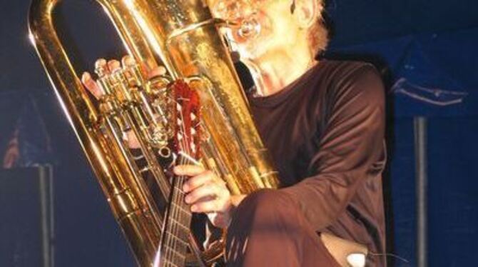 Ingo Insterburg spielt gleichzeitig drei Instrumente: Tuba, Gitarre und - mit dem rechten Fuß - Schlagzeug.
FOTO: STRÖHLE