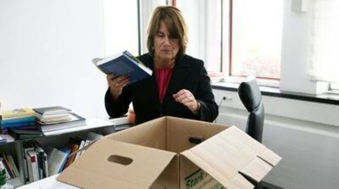 Die schleswig-holsteinische Bildungsministerin und stellvertretende Regierungschefin Ute Erdsiek-Rave (SPD) räumt ihren Schreibt