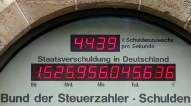 Die Schuldenuhr des Bundes der Steuerzahler Der  Schuldenberg wächst 2009 auf mehr als 1,7 Billionen Euro an. FOTO: DPA