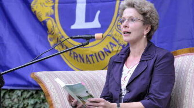 Oberbürgermeisterin Barbara Bosch liest gerne - und nahm deshalb schon zum vierten Mal auf dem Lions-Sofa im Garten des Heimatmu